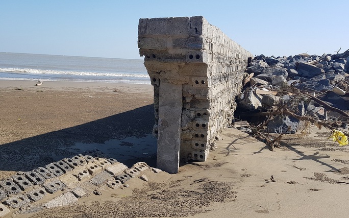 Biển xâm thực dài 1,5 km nuốt nhiều ha đất, Thanh Hóa phải cầu cứu Bộ - Ảnh 2.