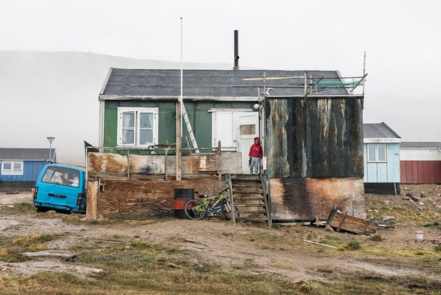  Cuộc sống tại thị trấn tận cùng cực bắc Trái đất, nơi người dân xây nhà trên những tảng băng đang tan dần - Ảnh 5.