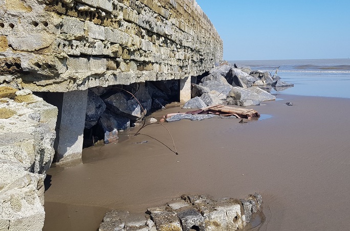 Biển xâm thực dài 1,5 km nuốt nhiều ha đất, Thanh Hóa phải cầu cứu Bộ - Ảnh 6.