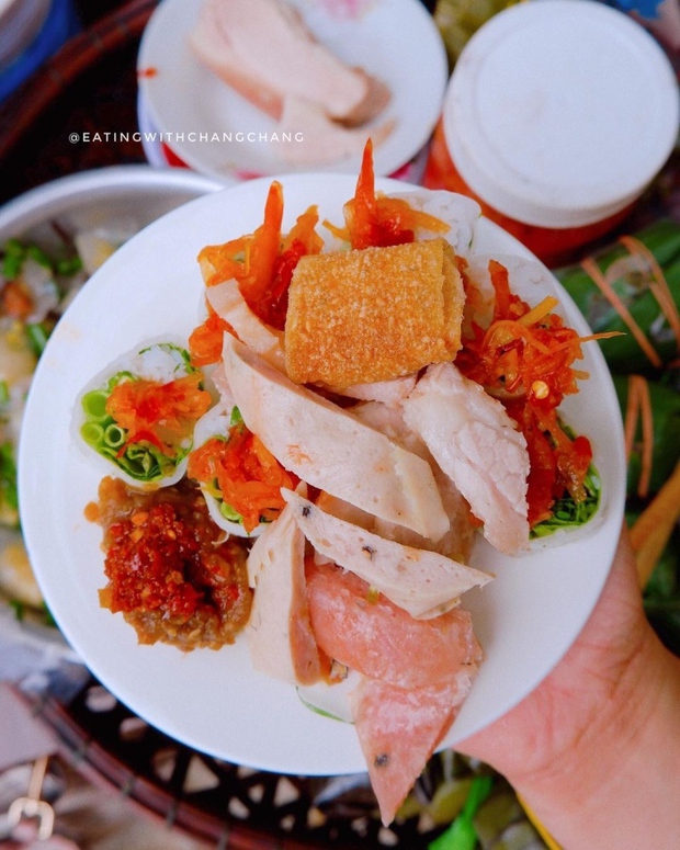 Royal dishes are sold at affordable prices and are irresistible in the ancient capital of Hue - Photo 1.
