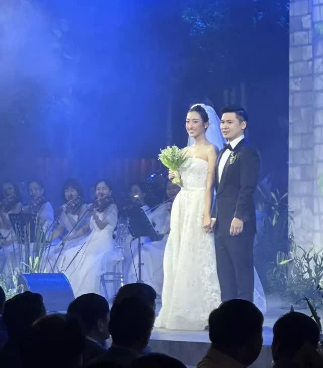 Toàn cảnh hôn lễ Hoa hậu Đỗ Mỹ Linh và chồng doanh nhân: Dàn mỹ nhân đổ bộ, Lương Thuỳ Linh bắt được hoa cưới - Ảnh 7.