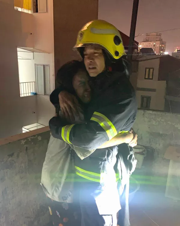 Gặp người lính cứu hoả trong bức ảnh cô gái ôm chặt, oà khóc nức nở sau vụ cháy ở Hà Nội - Ảnh 1.