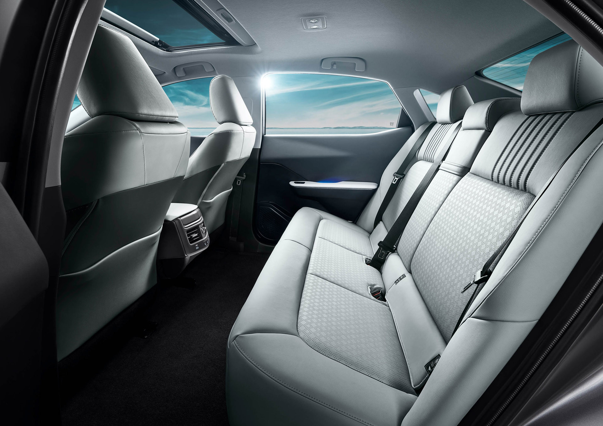 Toyota sắp tung xe điện giá 700 triệu đấu Tesla Model 3 nhưng người dùng quốc tế đừng vội mừng - Ảnh 4. Toyota sắp tung xe điện giá 700 triệu đấu Tesla Model 3 nhưng người dùng quốc tế đừng vội mừng - Ảnh 4.