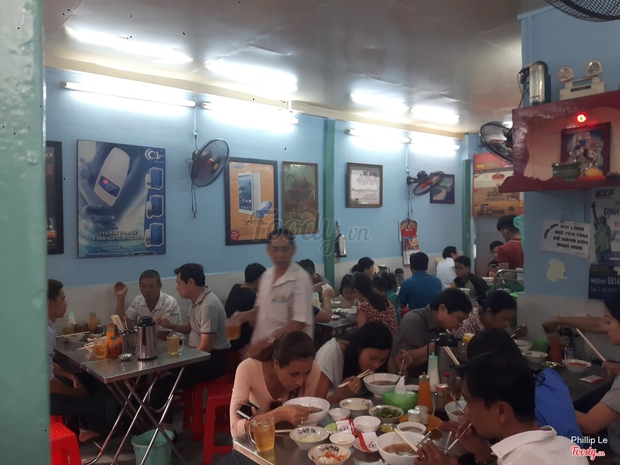 Attending a series of high-priced sidewalk restaurants, but still crowded with customers coming to eat in Ho Chi Minh City - Photo 11.