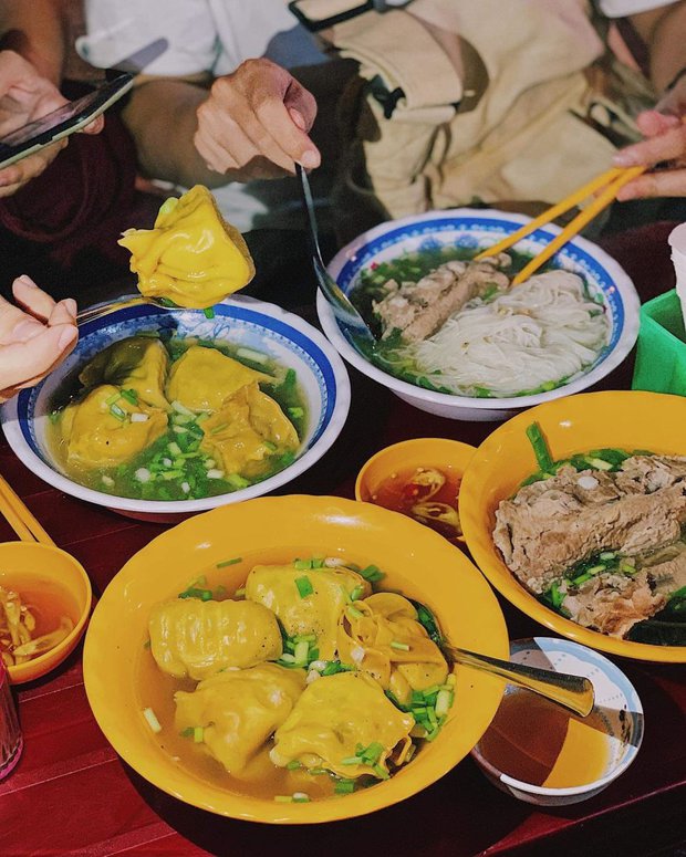 Attending a series of high-priced sidewalk restaurants, but still crowded with customers to eat in Ho Chi Minh City - Photo 1.