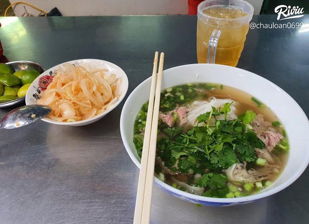 Attending a series of high-priced sidewalk restaurants, but still crowded with customers to eat in Ho Chi Minh City - Photo 10.