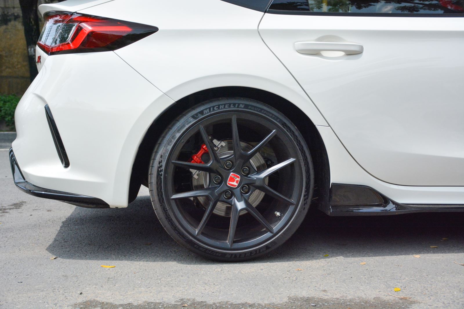 Ảnh ‘nóng’ Honda Civic Type R 2022 giá khoảng 2 tỷ đồng đầu tiên Việt Nam - Ảnh 8. Ảnh ‘nóng’ Honda Civic Type R 2022 giá khoảng 2 tỷ đồng đầu tiên Việt Nam - Ảnh 8.