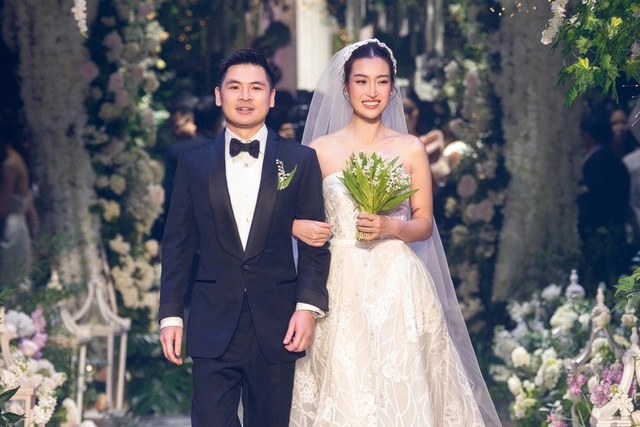Hoa hậu Đỗ Mỹ Linh diện váy cưới của thương hiệu Vera Wang
