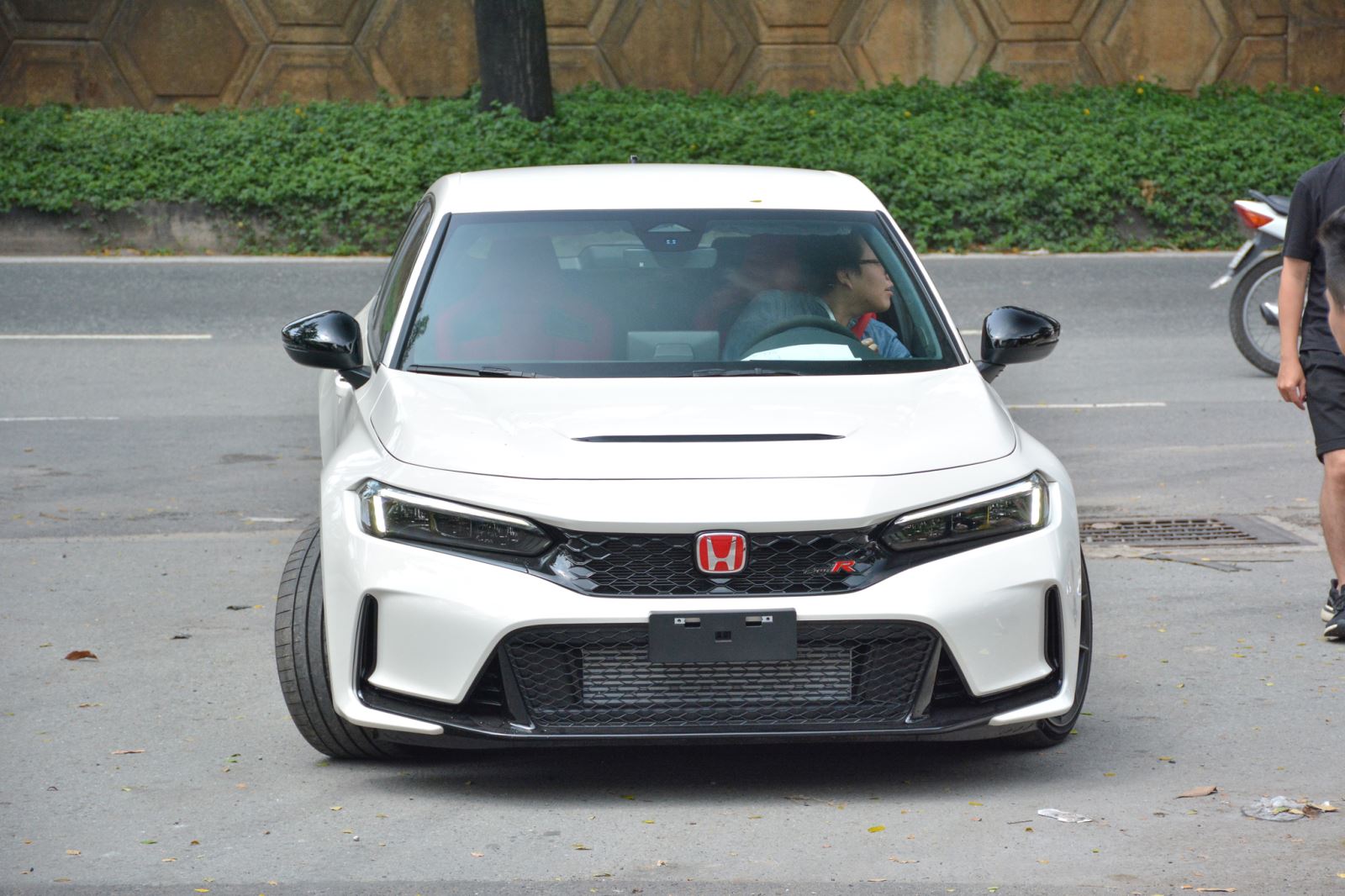 Ảnh ‘nóng’ Honda Civic Type R 2022 giá khoảng 2 tỷ đồng đầu tiên Việt Nam - Ảnh 4. Ảnh ‘nóng’ Honda Civic Type R 2022 giá khoảng 2 tỷ đồng đầu tiên Việt Nam - Ảnh 4.