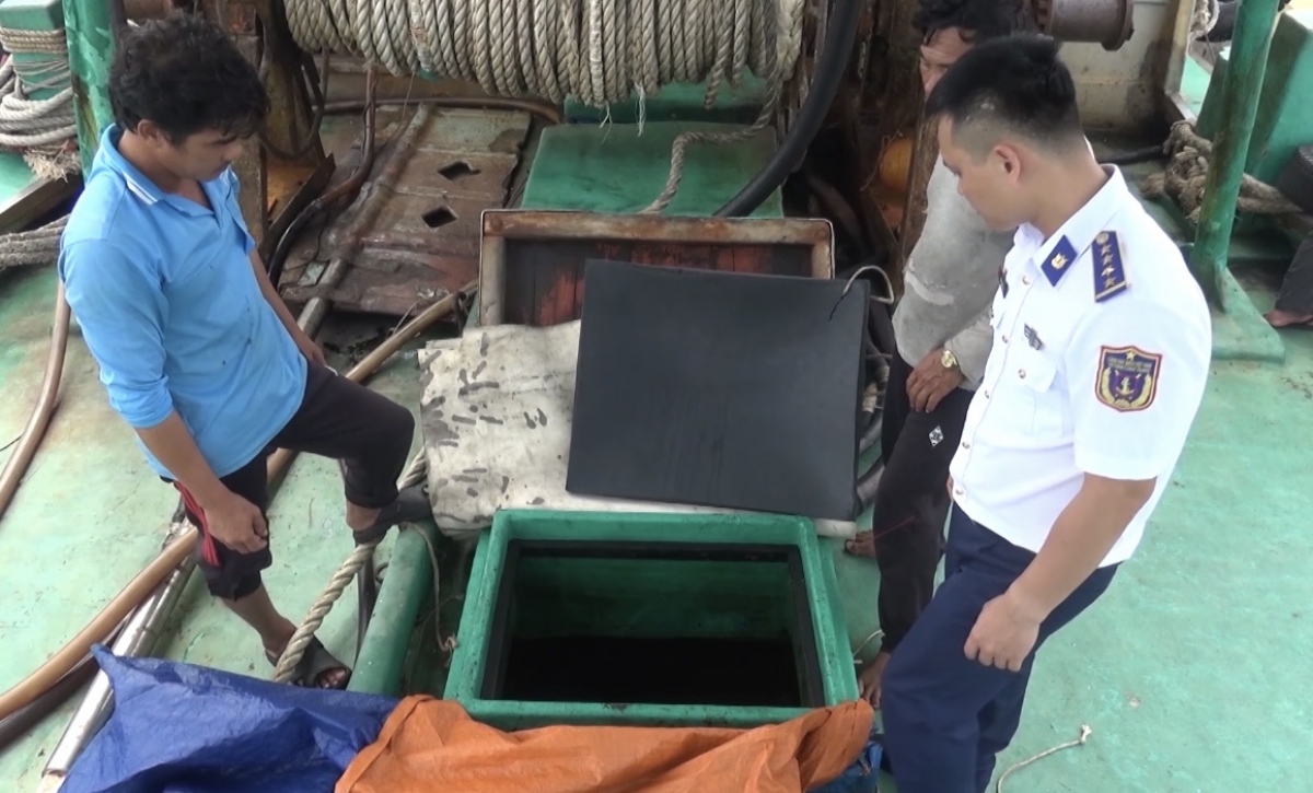 Liên tiếp bắt giữ tàu cá chở dầu DO không rõ nguồn gốc - Ảnh 2. Liên tiếp bắt giữ tàu cá chở dầu DO không rõ nguồn gốc - Ảnh 2.
