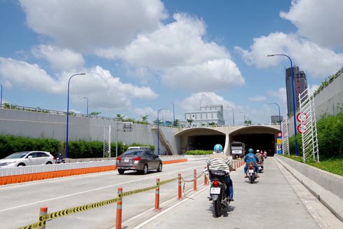 NÓNG: Cấm xe 2 ngày liên tiếp tại hầm sông Sài Gòn - Ảnh 1.