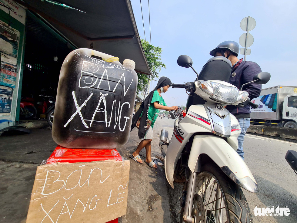 Trên đường Xuyên Á ở TP.HCM, hơn 10km có gần 10 cây xăng hết xăng - Ảnh 1. Trên đường Xuyên Á ở TP.HCM, hơn 10km có gần 10 cây xăng hết xăng - Ảnh 1.