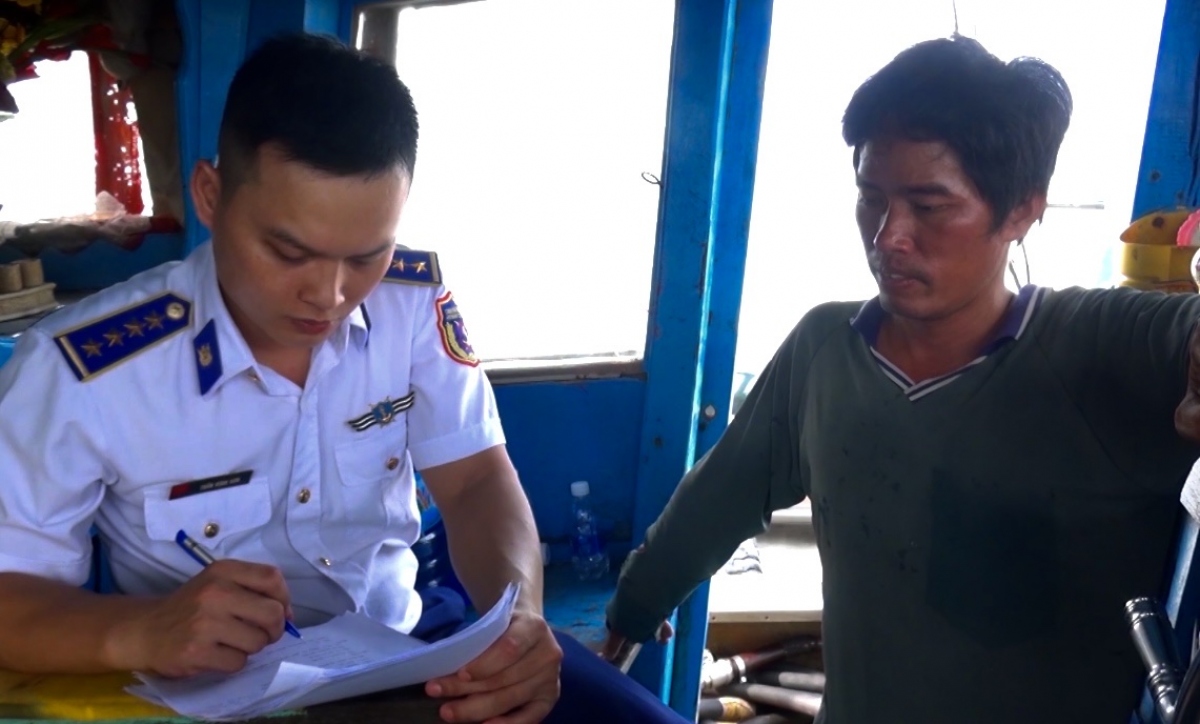 Liên tiếp bắt giữ tàu cá chở dầu DO không rõ nguồn gốc - Ảnh 1. Liên tiếp bắt giữ tàu cá chở dầu DO không rõ nguồn gốc - Ảnh 1.