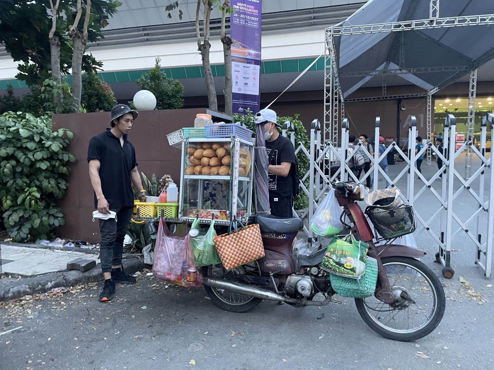 Kiếm gần 3 triệu đồng trong nửa ngày nhờ Triển lãm Ô tô Việt Nam - Ảnh 3. Kiếm gần 3 triệu đồng trong nửa ngày nhờ Triển lãm Ô tô Việt Nam - Ảnh 3.