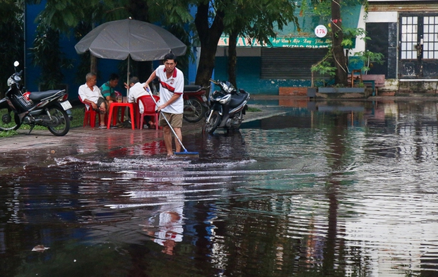  Sau cơn mưa, khu dân cư ở TP.HCM bị ngập nước có màu đỏ bất thường - Ảnh 11.