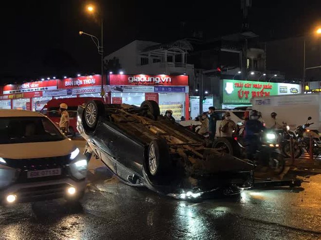 TP.HCM: Xe sang lật ngửa giữa giao lộ Phạm Văn Đồng - Tô Ngọc Vân - Ảnh 3. TP.HCM: Xe sang lật ngửa giữa giao lộ Phạm Văn Đồng - Tô Ngọc Vân - Ảnh 3.