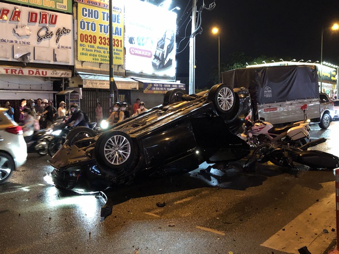 TP.HCM: Xe sang lật ngửa giữa giao lộ Phạm Văn Đồng - Tô Ngọc Vân - Ảnh 2. TP.HCM: Xe sang lật ngửa giữa giao lộ Phạm Văn Đồng - Tô Ngọc Vân - Ảnh 2.