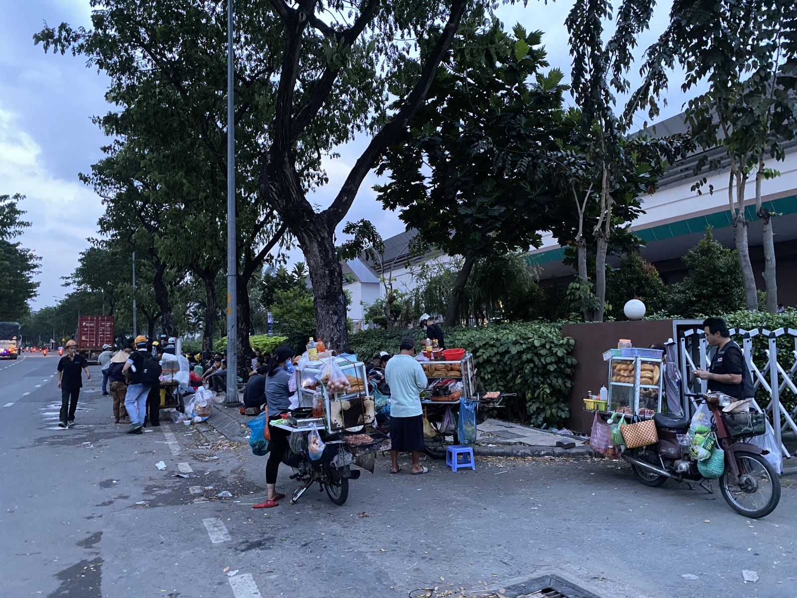 Kiếm gần 3 triệu đồng trong nửa ngày nhờ Triển lãm Ô tô Việt Nam - Ảnh 1. Kiếm gần 3 triệu đồng trong nửa ngày nhờ Triển lãm Ô tô Việt Nam - Ảnh 1.