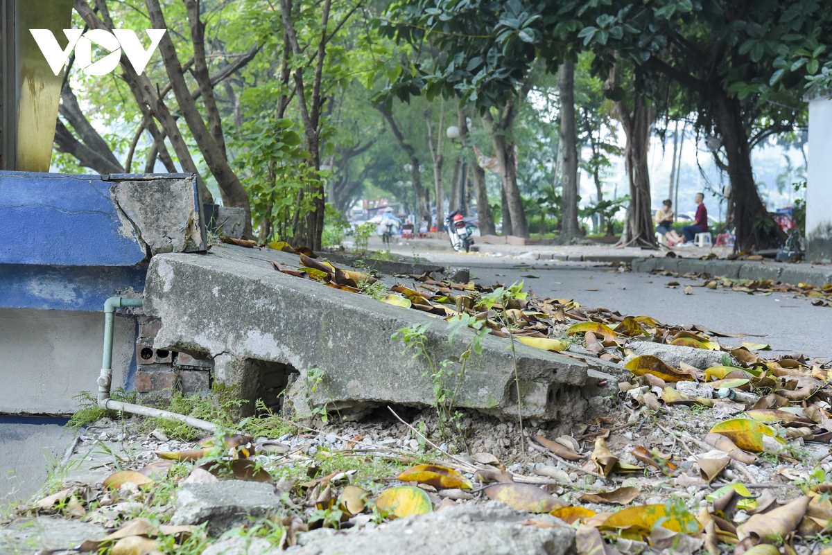 Công viên Tuổi Trẻ (Hà Nội) bị hàng quán đua nhau “xẻ thịt” - Ảnh 19.