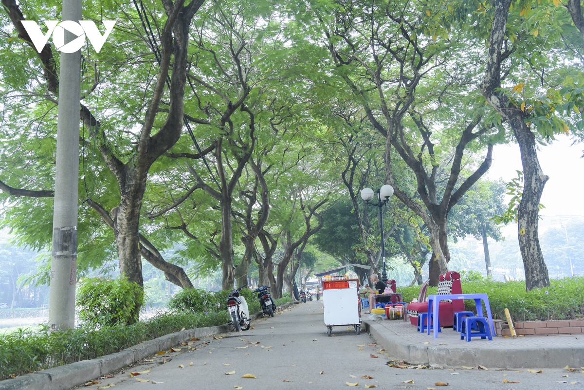 Công viên Tuổi Trẻ (Hà Nội) bị hàng quán đua nhau “xẻ thịt” - Ảnh 4.