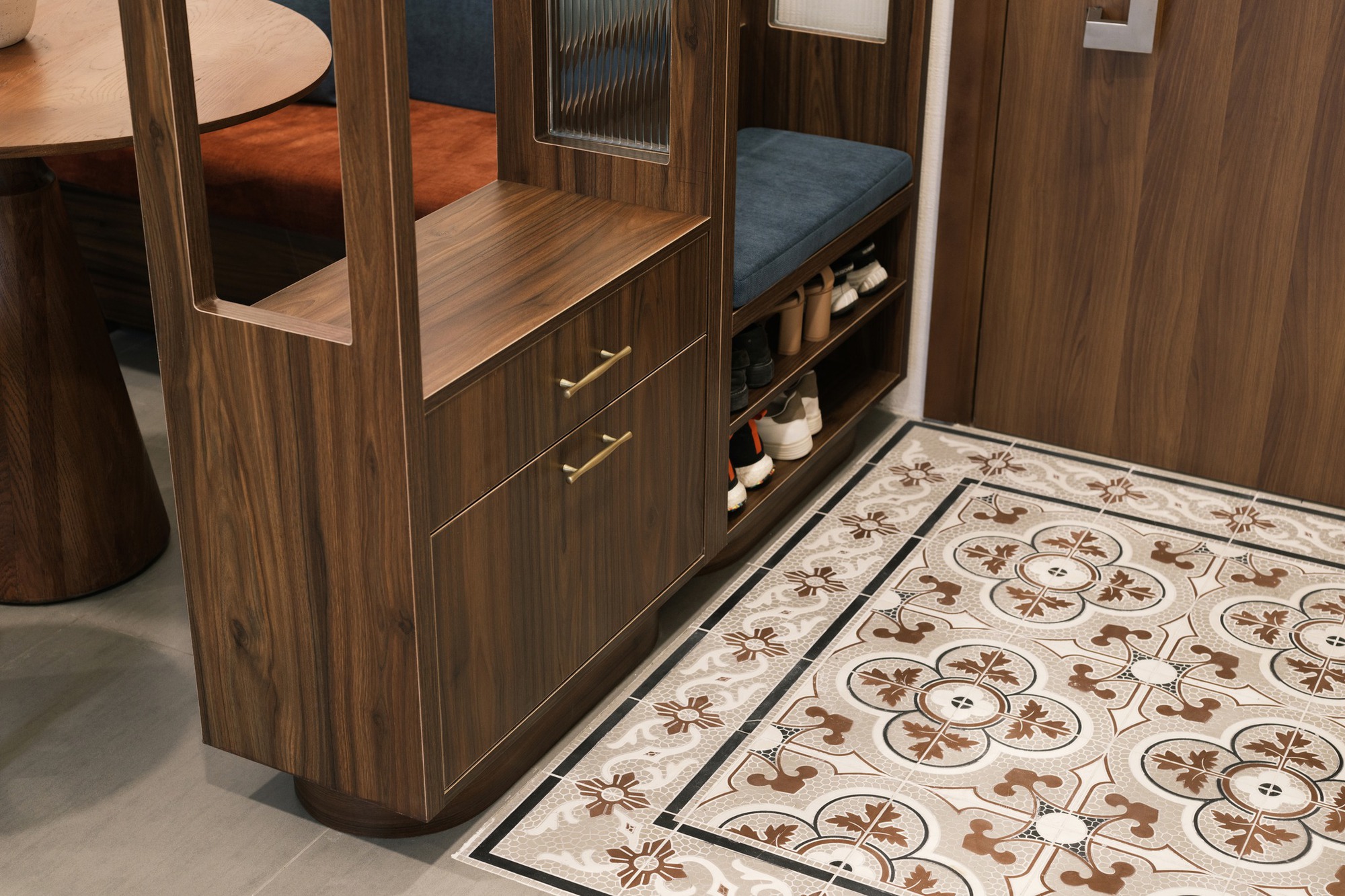 Căn hộ 50m² được thiết kế với 3 màu sắc đặc biệt vừa gọn đẹp lại sang - Ảnh 4. Căn hộ 50m² được thiết kế với 3 màu sắc đặc biệt vừa gọn đẹp lại sang - Ảnh 4.