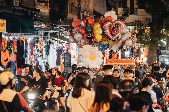  Chưa tới Halloween mà phố Hàng Mã đã đông nghịt người đến mua sắm, chụp ảnh  - Ảnh 13.