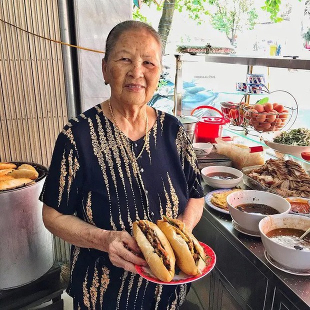 Tiệm bánh mì nữ hoàng ở Hội An được nhiều khách nước ngoài khen là ngon nhất thế giới - Ảnh 2.