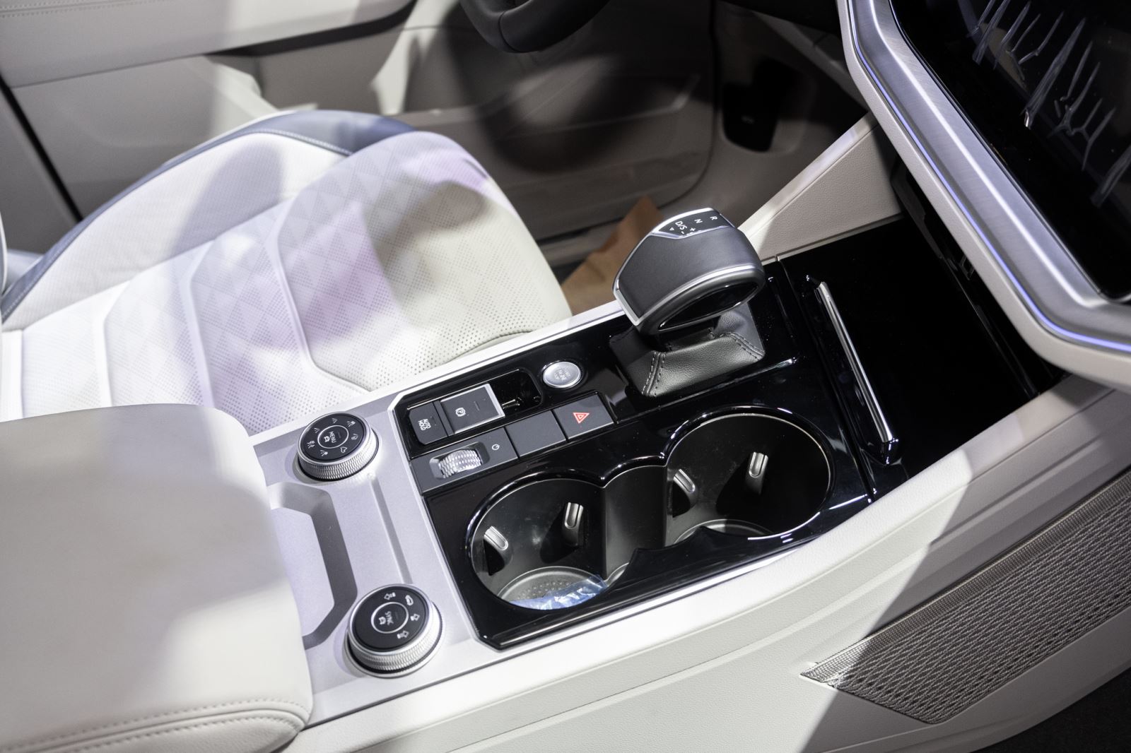 Volkswagen Touareg trở lại Việt Nam: Giá từ 3 tỷ, tham vọng so kè Audi Q7 và Lexus RX - Ảnh 10. Volkswagen Touareg trở lại Việt Nam: Giá từ 3 tỷ, tham vọng so kè Audi Q7 và Lexus RX - Ảnh 10.