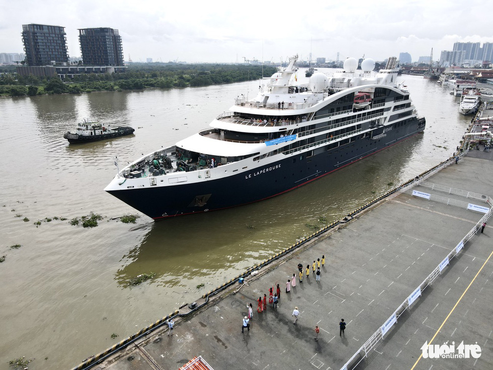 載著剛到胡志明市的富豪遊客的豪華法式遊艇有什麼特別之處？  - 圖 7。
