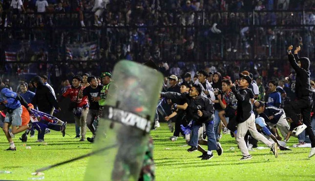 Thảm kịch bóng đá kinh hoàng ở Indonesia: Ai chịu trách nhiệm? - Ảnh 1.
