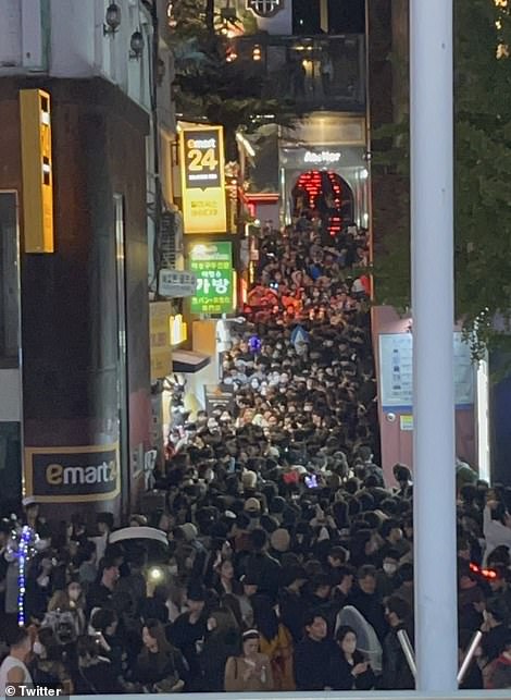Hình ảnh đám đông 100.000 người kẹt cứng trong phố hẹp Seoul đêm thảm kịch Halloween - Ảnh 2.