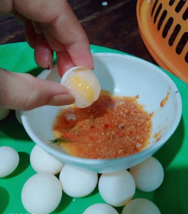 Loại trứng đẹp như ngọc, tưởng không ăn được mà ‘cháy’ hàng quanh năm - Ảnh 1.
