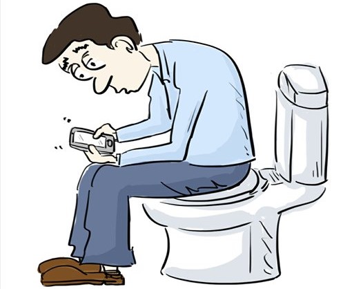 Dừng ngay thói quen dùng điện thoại trong nhà vệ sinh nếu bạn không muốn mắc bệnh đáng sợ - Ảnh 3.