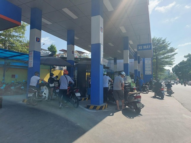 Người Hà Nội phải ‘cầu cứu’ tổng đài, căn giờ thấp điểm để đi đổ xăng - Ảnh 3.