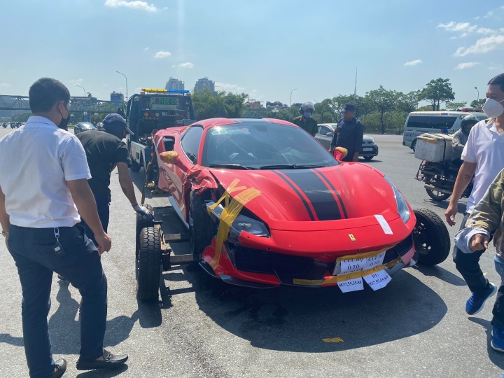 Lấy mẫu vân tay xác định người lái siêu xe Ferrari 488 gây tai nạn chết người - Ảnh 1. Lấy mẫu vân tay xác định người lái siêu xe Ferrari 488 gây tai nạn chết người - Ảnh 1.