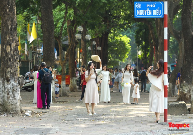 Hàng trăm người đổ về phố Phan Đình Phùng săn nắng mùa thu Hà Nội - Ảnh 7.