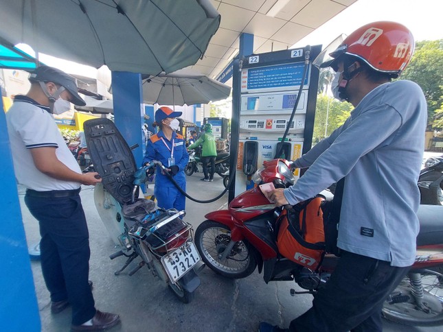 Người Hà Nội phải ‘cầu cứu’ tổng đài, căn giờ thấp điểm để đi đổ xăng - Ảnh 2.
