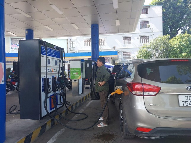Người Hà Nội phải ‘cầu cứu’ tổng đài, căn giờ thấp điểm để đi đổ xăng - Ảnh 1.