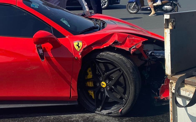 Ảnh: Hiện trường vụ siêu xe Ferrari va chạm với xe máy ở Hà Nội khiến 1 người tử vong - Ảnh 9. Ảnh: Hiện trường vụ siêu xe Ferrari va chạm với xe máy ở Hà Nội khiến 1 người tử vong - Ảnh 9.