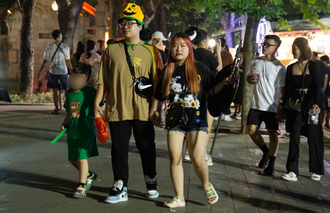  Ảnh: Đông nghịt người đổ về phố đi bộ Hồ Gươm chơi Halloween sớm - Ảnh 7.