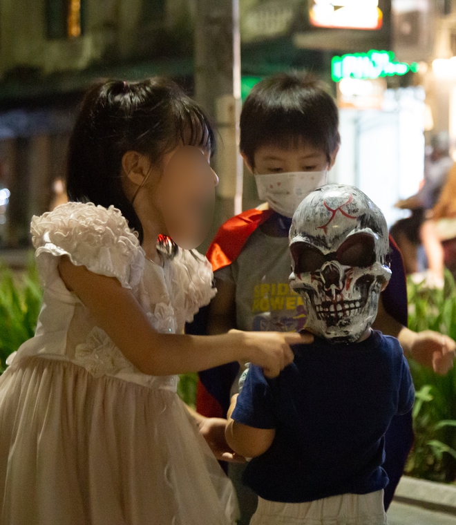  Ảnh: Đông nghịt người đổ về phố đi bộ Hồ Gươm chơi Halloween sớm - Ảnh 6.