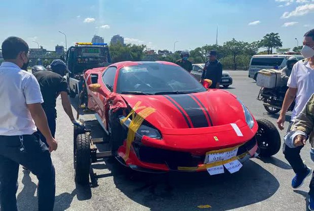  Ảnh: Hiện trường vụ siêu xe Ferrari va chạm với xe máy ở Hà Nội khiến 1 người tử vong - Ảnh 4.