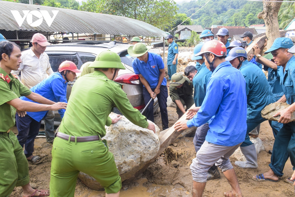 Giải cứu nhiều ô tô, xe máy mắc kẹt sau lũ dữ tại Kỳ Sơn - Ảnh 4.