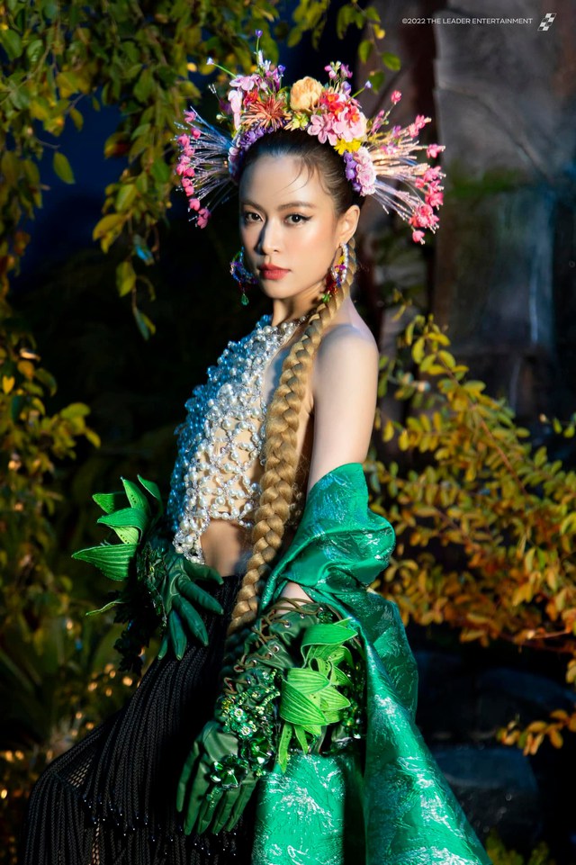 Hoàng Thuỳ Linh: “Nữ hoàng nhạc dân gian”, vừa gây ấn tượng với MV đậm chất thép “Kiềng 3 chân - Ảnh 2.