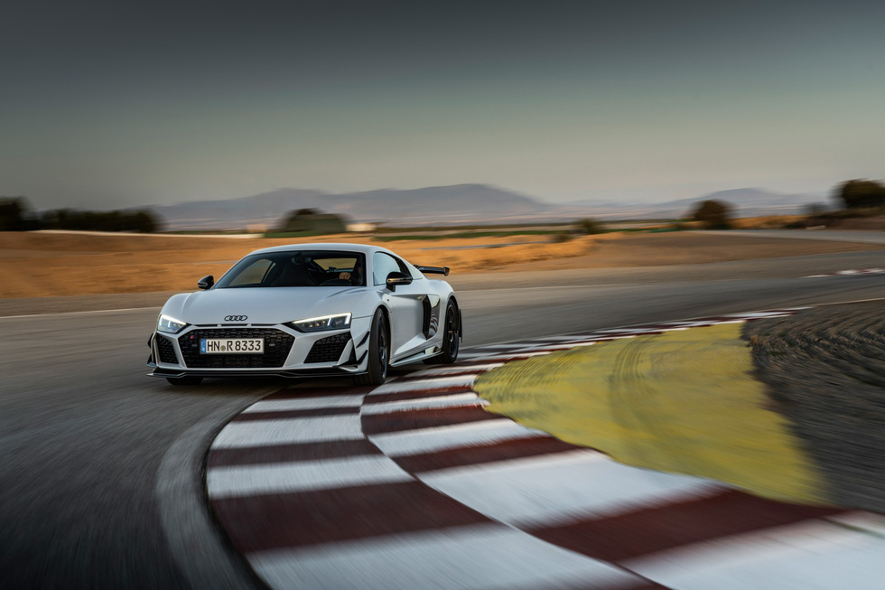 Audi R8 khai tử bằng cách... ra mắt bản cầu sau mạnh nhất lịch sử của Audi - Ảnh 4. Audi R8 khai tử bằng cách... ra mắt bản cầu sau mạnh nhất lịch sử của Audi - Ảnh 4.