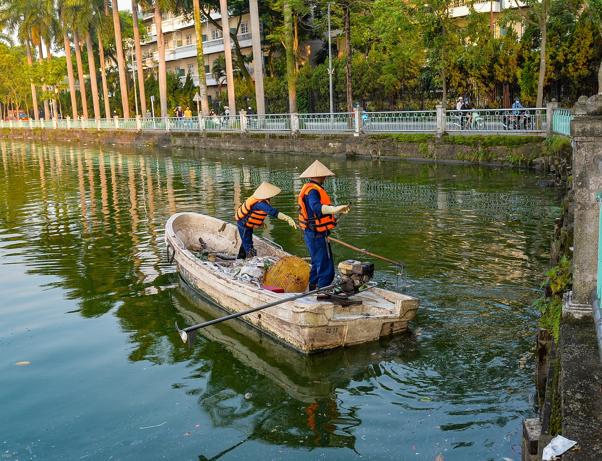Hà Nội: Công nhân khẩn trương vớt cá chết nổi trên mặt hồ Tây - Ảnh 11. Hà Nội: Công nhân khẩn trương vớt cá chết nổi trên mặt hồ Tây - Ảnh 11.