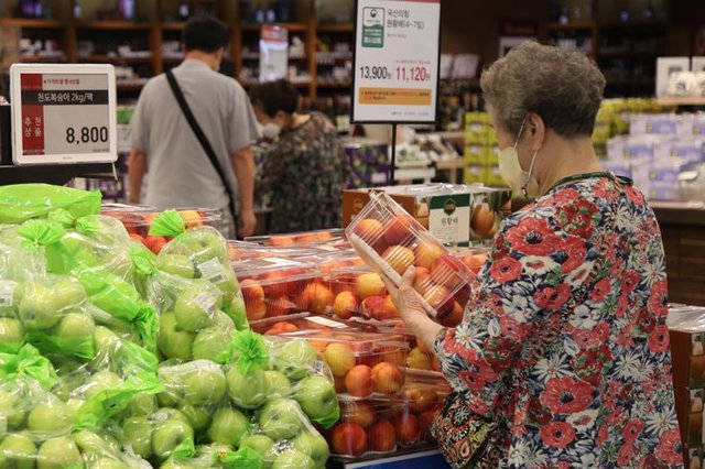 Người Hàn không dám mua trái cây nhập khẩu vì bão giá, món ăn bình dân nhất cũng tăng gấp 3 - Ảnh 1.