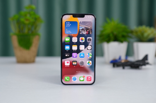 iPhone 13 Pro Max, Galaxy Z Fold3, iPhone 12... đồng loạt rớt giá mạnh - Ảnh 1.