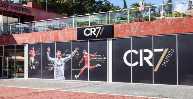 “Bất động sản trên biển trị giá hàng triệu USD của Ronaldo: Tậu hẳn biệt thự 7 tầng để nghỉ dưỡng, có sân bay được đặt theo tên riêng - Ảnh 1.