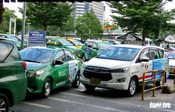 Đau đầu với taxi trá hình chặt chém khách - Ảnh 2.